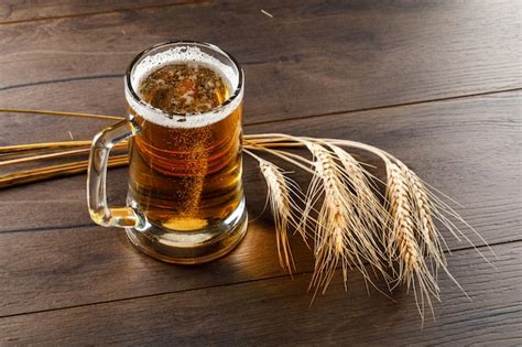 Bier In Een Glazen Mok Met Tarwe Oren Hoge Hoek Uitzicht Op Een Houten