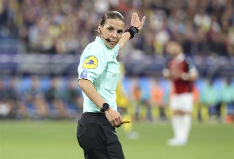 La francesa Stéphanie Frappart será la primera mujer en arbitrar en un