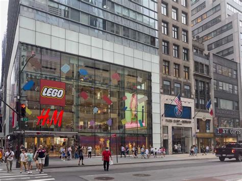 Fifth Avenue Shopping Go New York