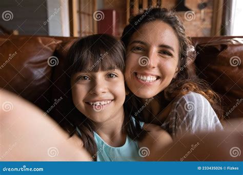 Feliz Joven Latina Madre Y Linda Hija Tomando Selfie Foto De Archivo