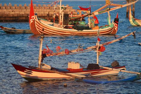 Barco De Pesca De Madera Handcrafted Colorido Del Balinese Foto De