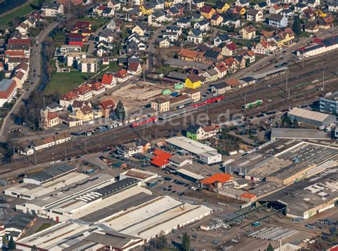 Hausach Von Oben Gleisverlauf Und Bahnhofsgeb Ude Der Deutschen Bahn