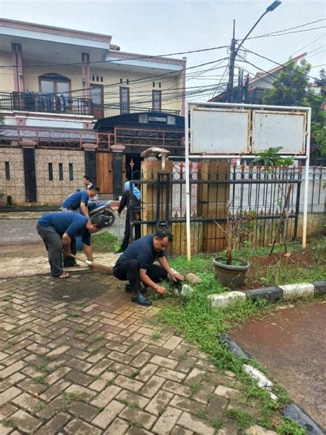 Tingkatkan Kebersihan Kantor Kecamatan Larangan Gelar Jumat Bersih