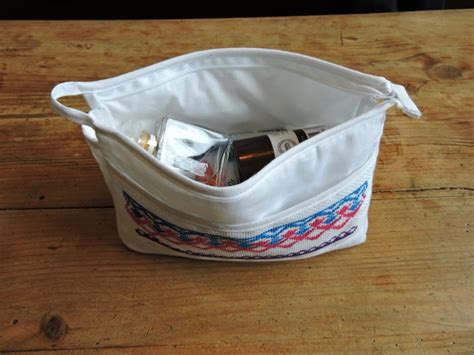 Une Trousse De Toilette Brod E Aux Points De Croix The Natterbox