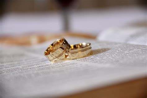 Fotos Gratis Mano Metal Amarillo Matrimonio Biblia Anillo De