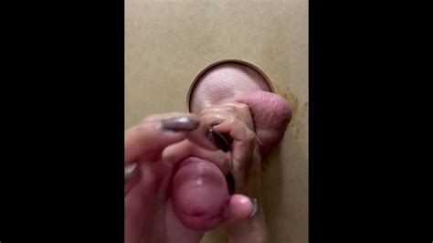 Nägel Necken Durch Gloryhole Handjob