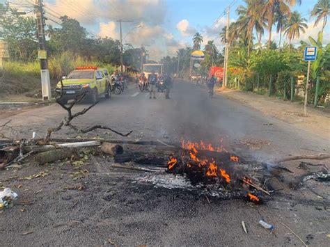 Moradores bloqueiam os dois sentidos da AL 101 Norte trânsito