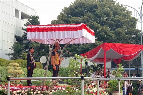 Kenakan Baju Adat Kaltim Sandiaga Uno Pimpin Upacara HUT Ke 79 RI Di