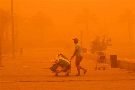 Ennesima Tempesta Di Sabbia In Medio Oriente Cieli Arancio E Centinaia