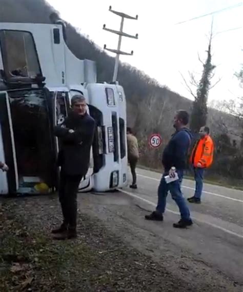 Kontrolden çıkan tır devrildi sürücü yaralandı Son Dakika