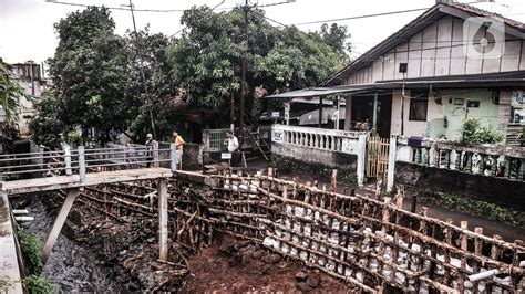 FOTO Turap Kali Sepanjang 30 Meter Di Batu Ampar Longsor Akibat Banjir