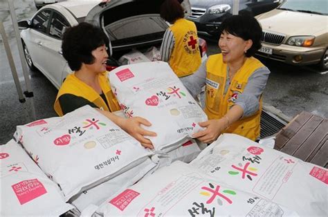 대구 적십자사 저소득가구에 백미 전달 대구일보