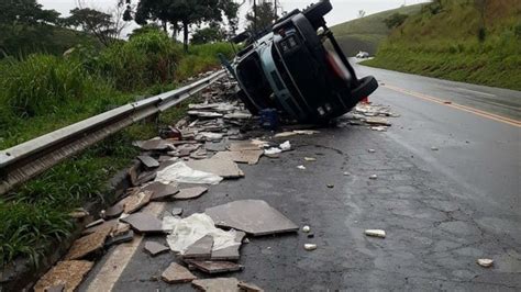 Caminhão que transportava chapas de granito tomba na BR 040 em Santos