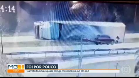 Vídeo Carreta tomba e quase atinge motociclista MG1 G1