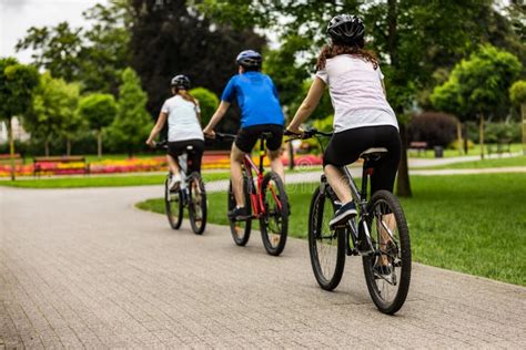 Estilo De Vida Saudável Pessoas Felizes Andando De Bicicleta No