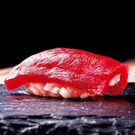 東京カレンダー 最高峰のマグロに負けない握りの技が胸に響く美味しさを呼ぶ 写真 ①「 赤身 」マグロは、マグロの名店御用達の仲卸「やま幸