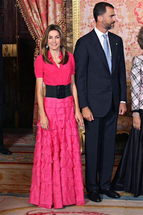 Letizia D Espagne En Chemisier Rose Et Jupe Longue Avec Une Ceinture