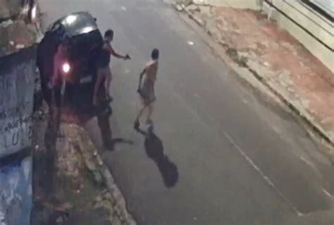 Vídeo mostra homem sendo baleado e espancado barra de ferro em rua