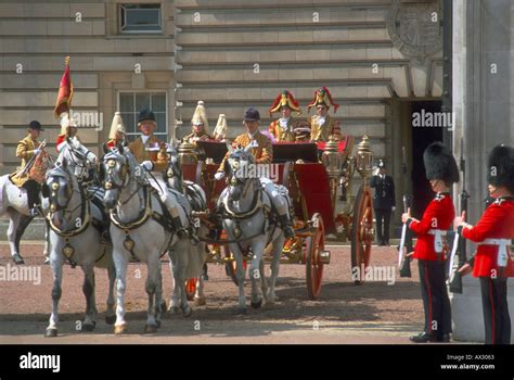 Royal Carriage Hi Res Stock Photography And Images Alamy