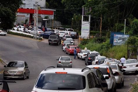 Venezolanos cierran el año haciendo largas colas para surtir gasolina