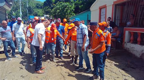 Alcald A Acude En Auxilio De Afectados Por Ca Ada En El Hoyo De El As