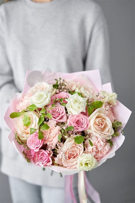 Hermoso Ramo De Flores Mezcladas En Mano De Mujer Concepto De Tienda