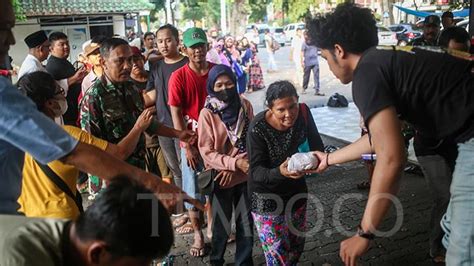 Antrean Pembagian Daging Kurban Di Masjid Cut Meutia Foto Tempo Co