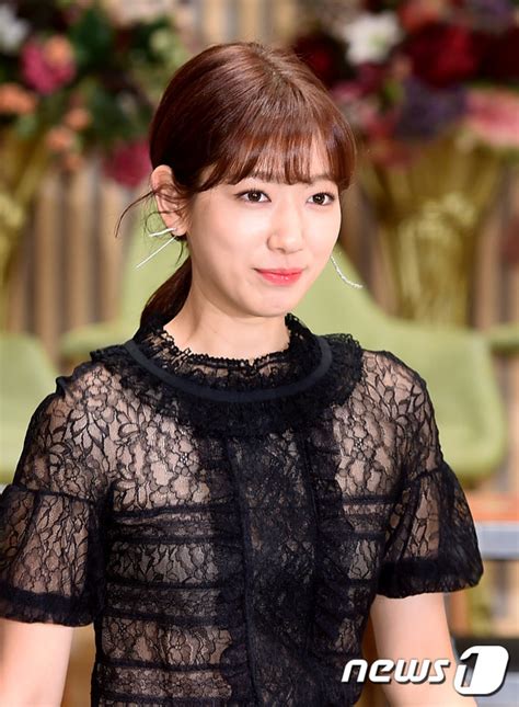 Chẳng chạy theo mốt son nude trong năm qua sao Hàn chỉ trung thành với màu son bánh bèo này