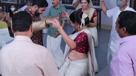 Hot Sexy Malayali Aunty Sexy Wide Tummy And Navel In Traditional Saree