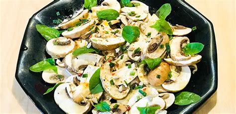 Recette De Salade De Champignons Crus Aux Pousses D Pinards