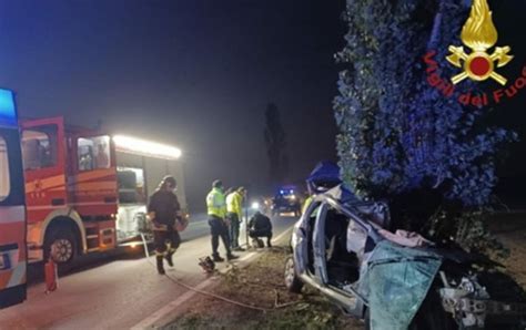 Auto Sbanda Per La Grandine E Finisce Contro Albero Morto Enne