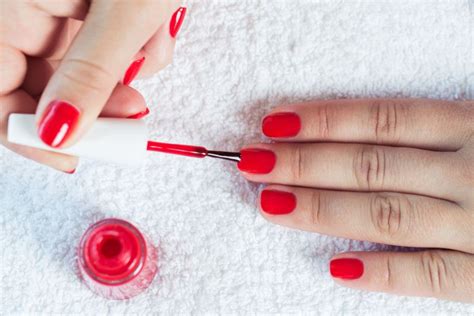 10 Astuces Imparables Pour Faire Tenir Son Vernis Plus Longtemps