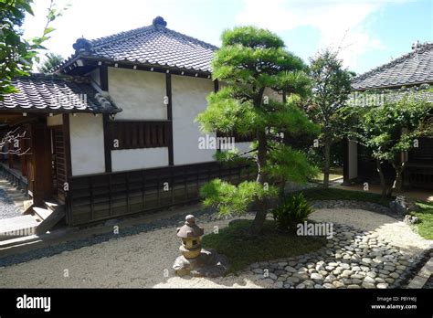 Japanese House And Courtyard Stock Photo Alamy