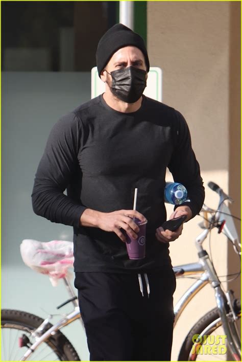 Jake Gyllenhaal Looks Buff in New Photos After a Wednesday Workout ...