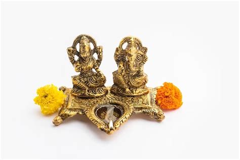 लक्ष्मी पूजन में कौड़ी रखने का है विशेष महत्व कभी नहीं होगी धन की कमी