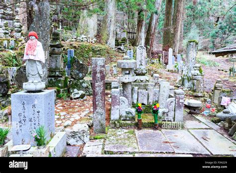 Japón Koyasan cementerio Okunoin Varias lápidas de entrar en el