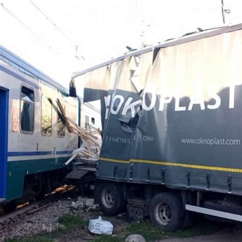 Brindisi Incidente In Un Passaggio A Livello Collisione Tra Treno E