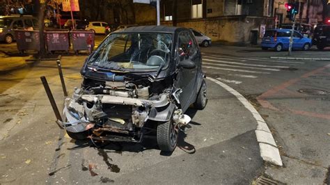 Nesre A U Centru Grada Sudarila Se Dva Automobila Delovi Rasuti Po