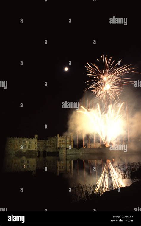 Fireworks leeds castle hi-res stock photography and images - Alamy