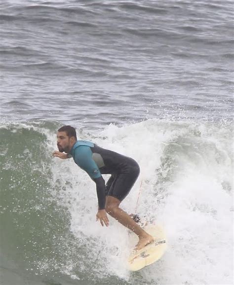 EGO Cauã Reymond mostra habilidade em dia de surfe no Rio notícias