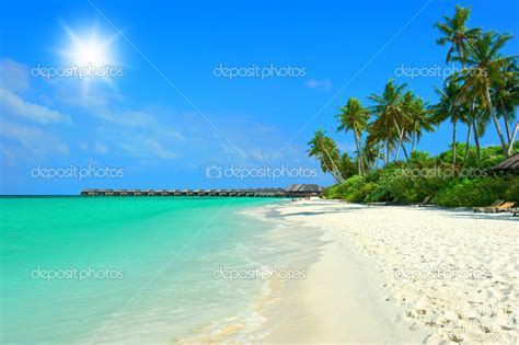 Fotos De Playa De Isla Tropical Con Cielo Soleado Azul Perfecto Imagen De © Liligraphie 13766940