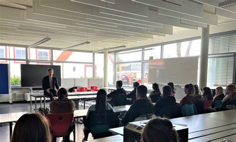 Robin Mesarosch Besucht Das Schulzentrum Stetten Gemeinschaftsschule