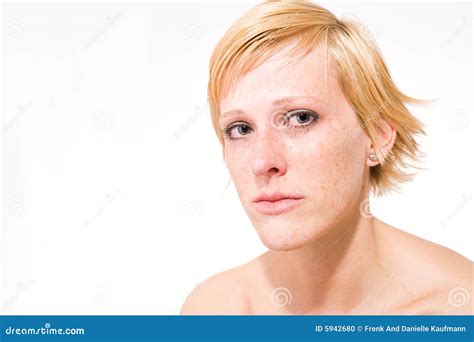 Fille Blonde Avec Le Cheveu Court Qui Se Sent Triste Photo Stock Image Du Yeux Copie