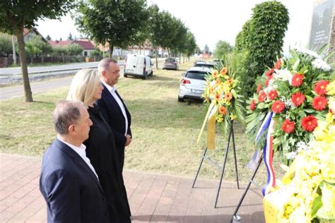 Polaganjem vijenaca i paljenjem svijeća u Koprivnici obilježen Dan