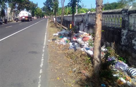 Miris Sampah Berserakan Dipinggir Jalan Bertahun Tahun Dibiarkan Oleh