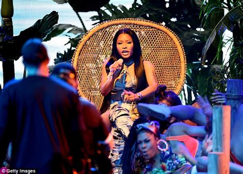 Nicki Minaj Puts On Raunchy Performance At American Music Awards 2016