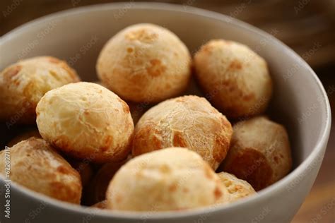 Foto de Pães de queijo assados dourados crocantes e irresistíveis