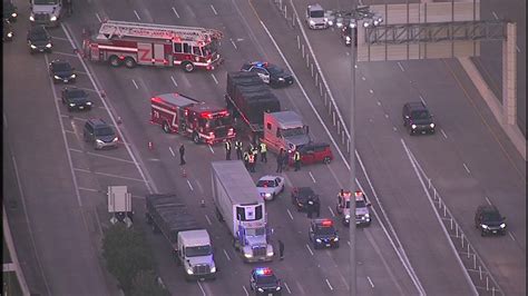 Big Rig Wreck Blamed For Rush Hour Mess On I 10 At Dairy Ashford Abc13 Houston