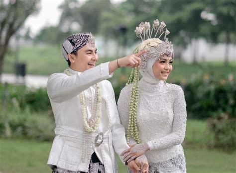 Asal Usul Siger Sunda Dan Makna Pakaian Pengantin Sunda Radarbanten Co Id