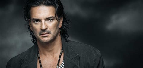 Ricardo Arjona Presento El Video De Su Nuevo Sencillo Llamado Lo Poco